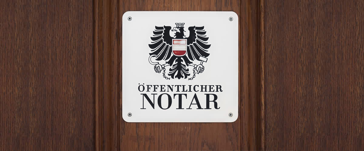 Notariatsschild an Tür